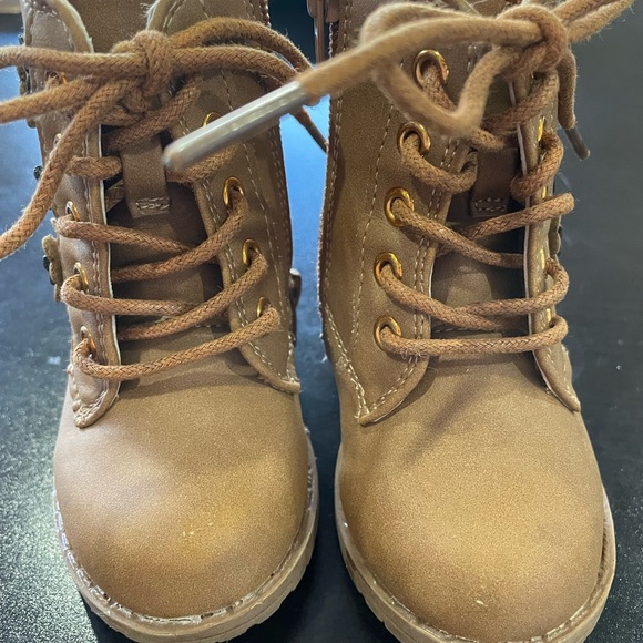 Toddler size 5 Girls zip up booties - Picture 1 of 3